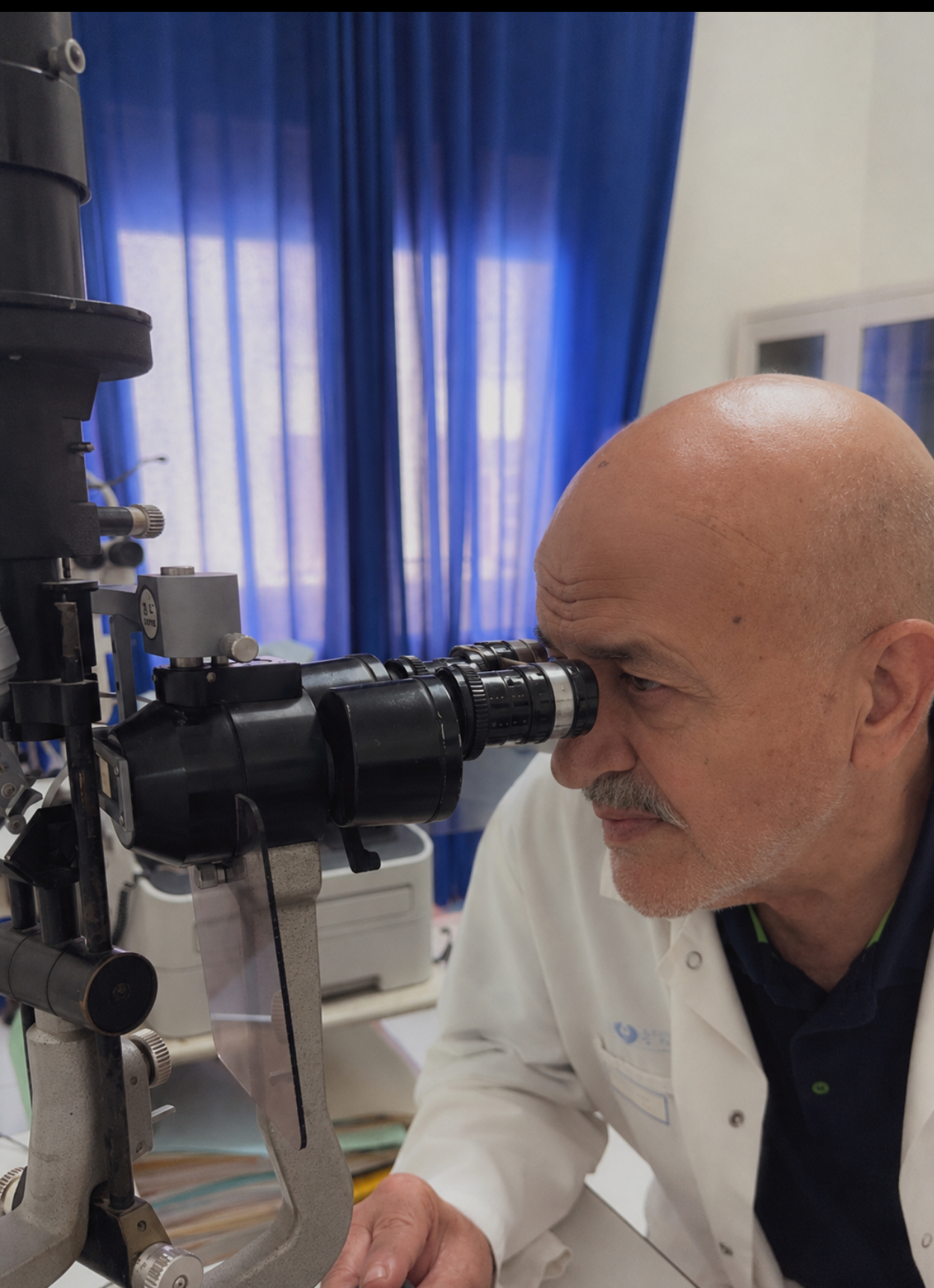 Le Dr Mohamed Asrarguis examinant un patient à la lampe à fente, cabinet d'ophtalmologie à Casablanca